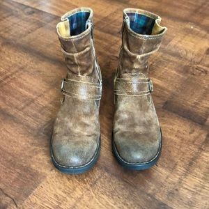 BORN- Size 8 Brown Distressed boots